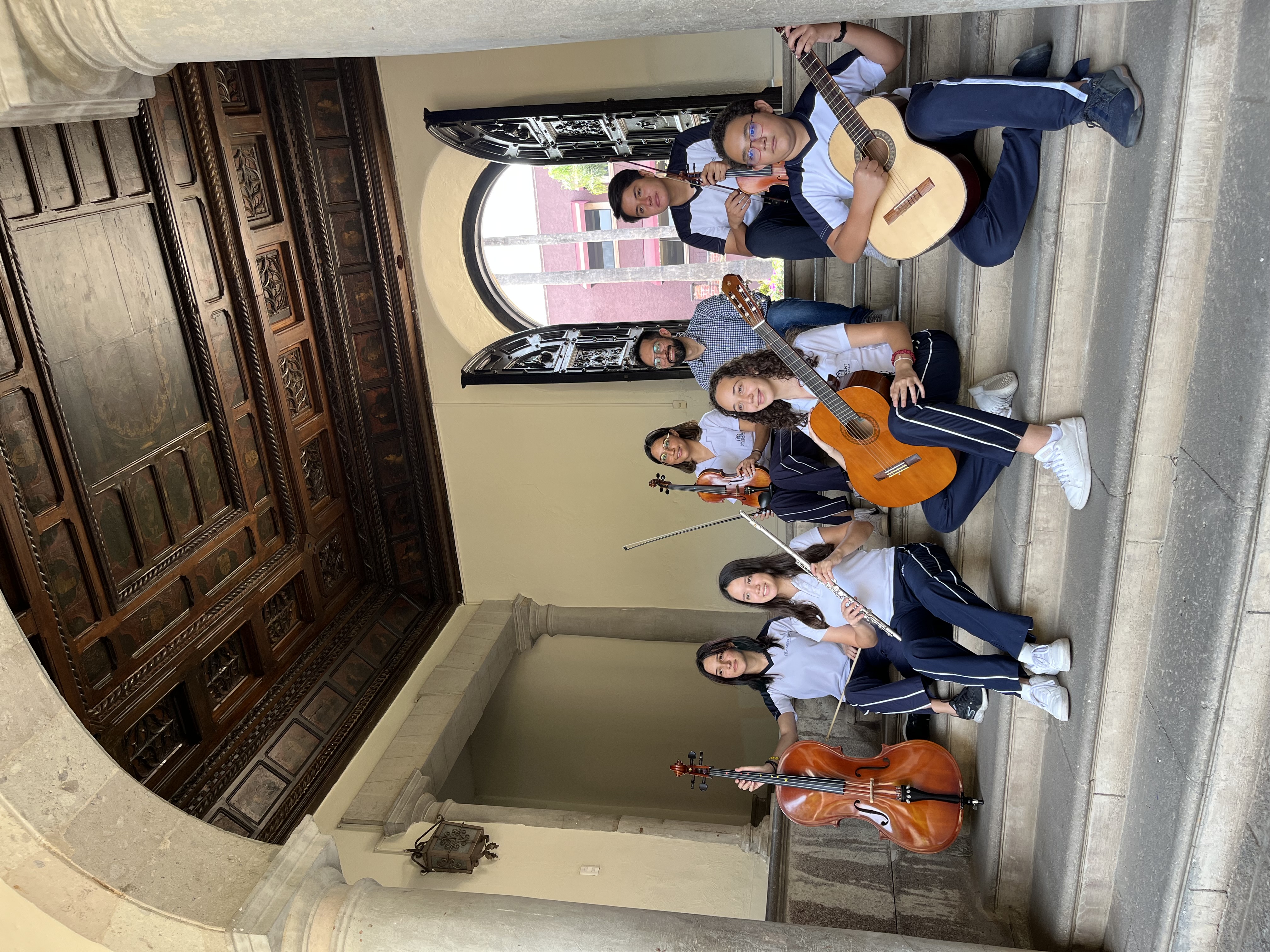 imagen de alumnos del colegio Marymount y de la Academia Suzuki Cuernavaca posando con sus guitrras.